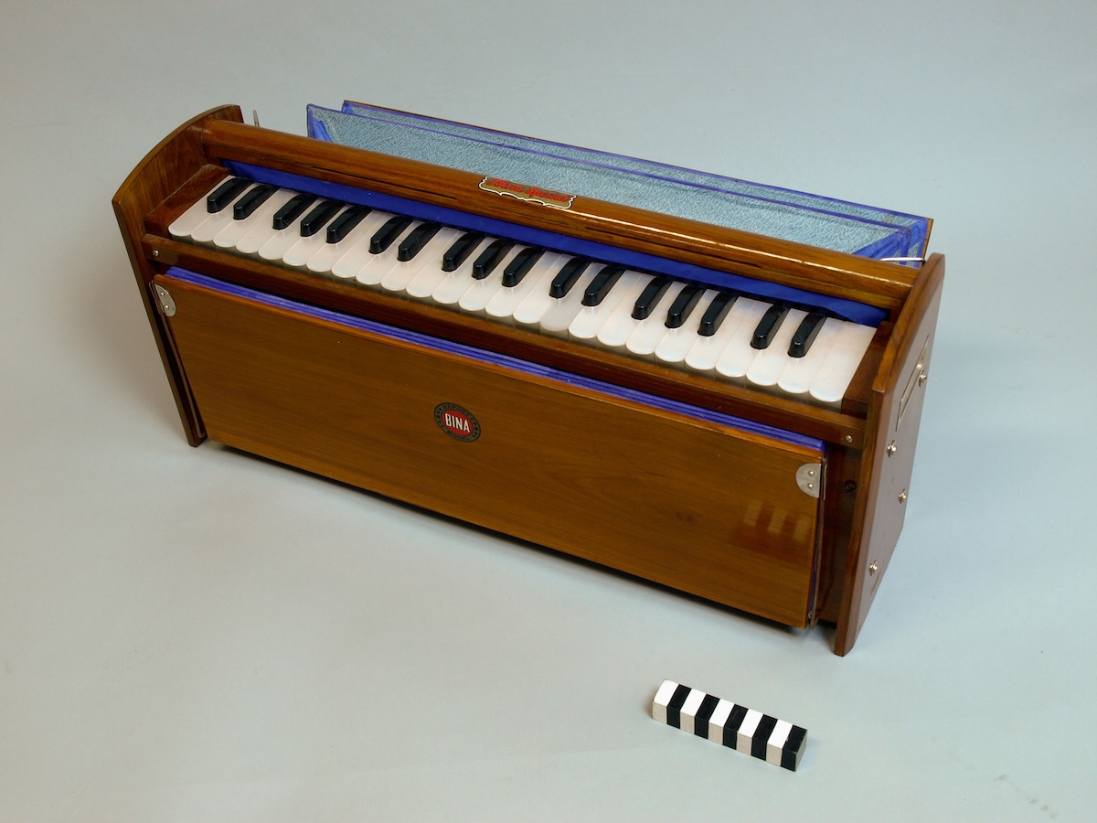 ハルモニウム(G152) - 東京藝術大学 小泉文夫記念資料室